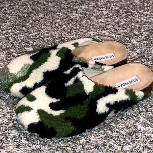Steve Madden  camo slippers